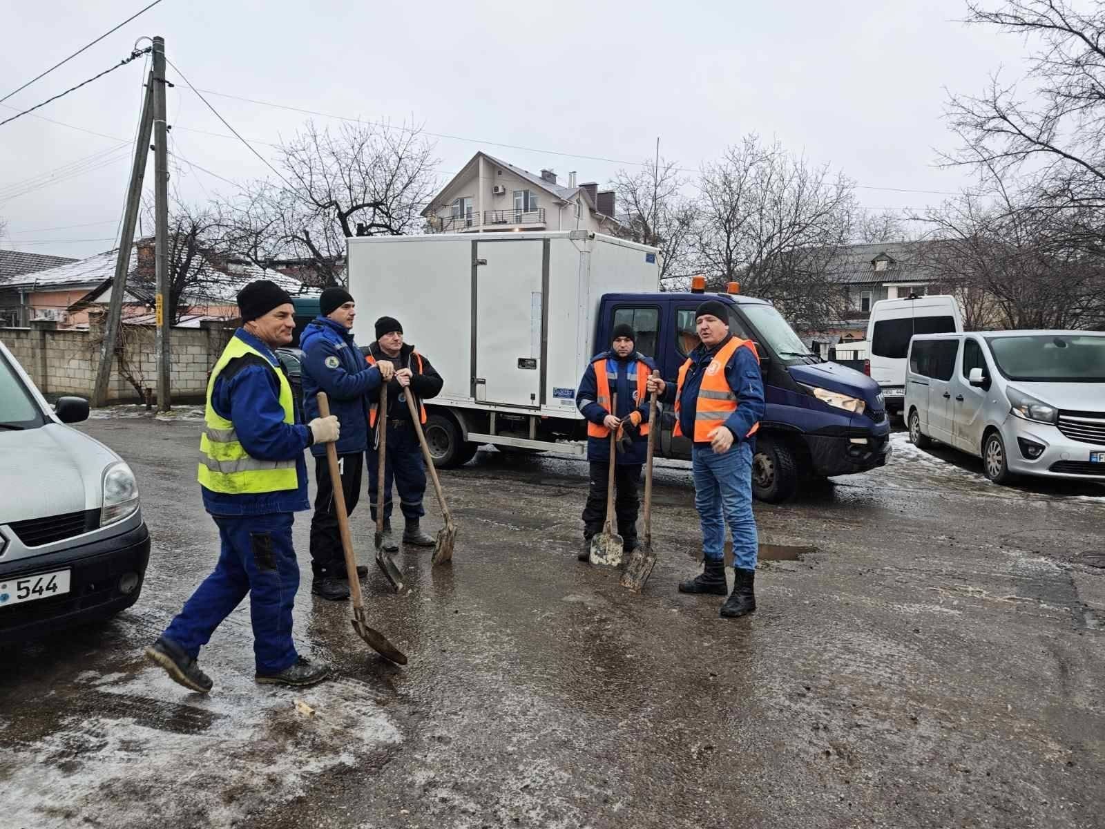 Angajații S.A. „Apă-Canal Chișinău” continuă intervențiile pentru combaterea ghețușului